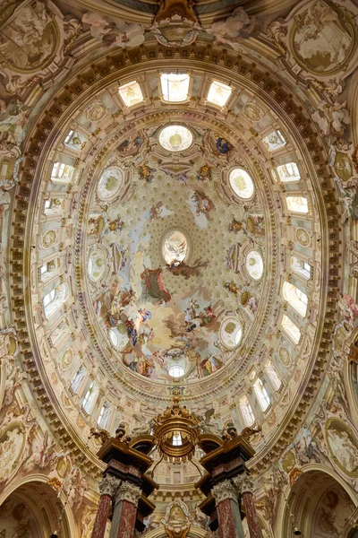 Santuario di Vicoforte cupola ellittica barocca con affreschi e colonne con corona d'oro in Piemonte — Foto Stock