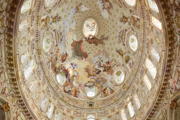 Santuario di Vicoforte cupola ellittica barocca con affreschi in Piemonte — Foto Stock