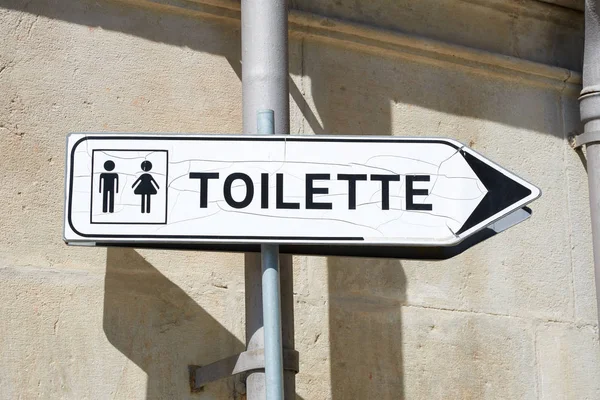 Toilette preto e branco velho sinal em um dia ensolarado na França — Fotografia de Stock