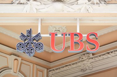 Monte Carlo, Monako'daki antik binada Ubs banka tabelası.