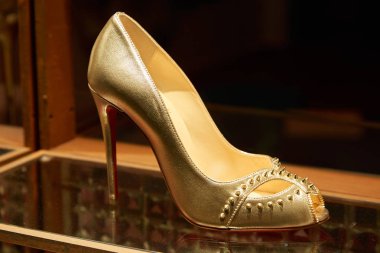 Monte Carlo moda lüks mağaza da çiviile Christian Louboutin yüksek topuk altın ayakkabı, Monako.