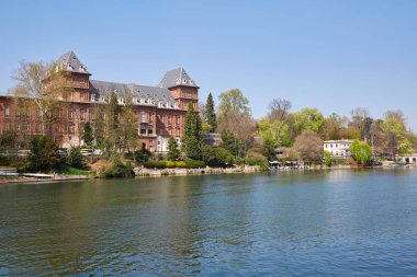 Valentino kalesi ve Po nehir kıyısı, Piedmont açık mavi gökyüzü, Torino, İtalya