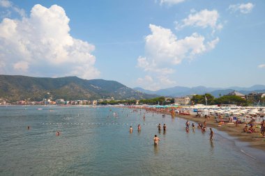 Sestri Levante Sahili, Italya 'da güneşli bir yaz gününde insanlarla deniz kenarı