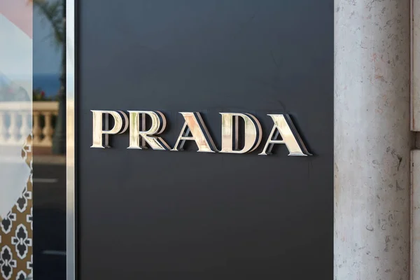Monte Carlo, Monako Prada moda lüks mağaza gümüş işareti. — Stok fotoğraf