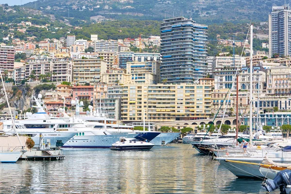 Monte Carlo harbor with boats and luxury yachts, city background in a summer day in Monte Carlo, Monaco. — Stock Photo, Image