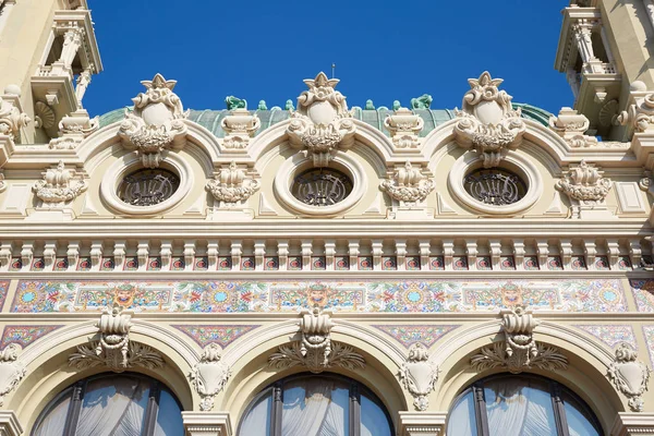 Ancient Casino construindo detalhes da fachada com decorações coloridas em um dia ensolarado de verão em Monte Carlo, Mônaco . — Fotografia de Stock