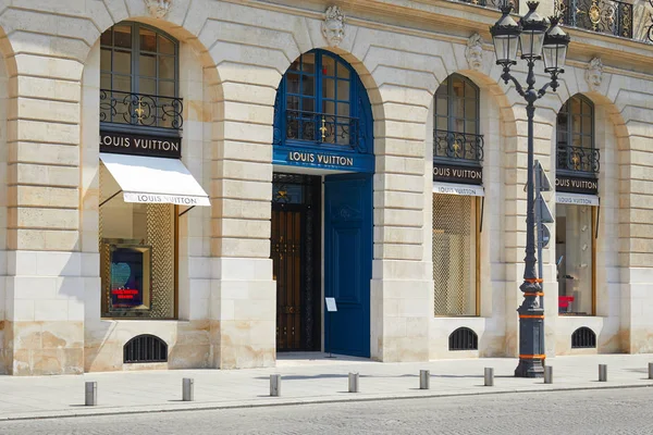 Louis Vuitton Store на Вандомській площі в Парижі в сонячний день, ніхто не — стокове фото
