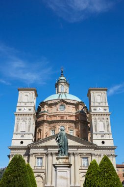 Piedmont, İtalya güneşli bir yaz gününde ağaçlar ve heykel ile Vicoforte kilise Sanctuary