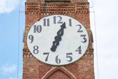 Mondovi bir yaz gününde Belvedere antik Saat Kulesi, Italya.
