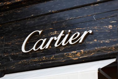 Monte Carlo, Monako Cartier takı lüks mağaza işareti ve siyah mermer arka plan.