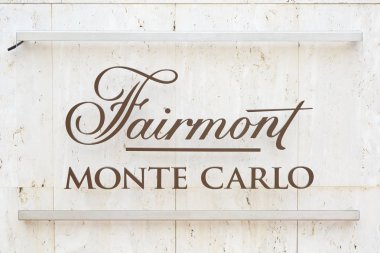 Monte Carlo, Monako yaz aylarında Fairmont lüks otel cam işareti.