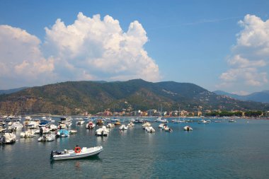 Italya 'da güneşli bir yaz gününde tekneler ile Sestri Levante Limanı