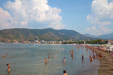 Sestri Levante Sahili, Italya 'da güneşli bir yaz gününde insanlarla deniz kenarı