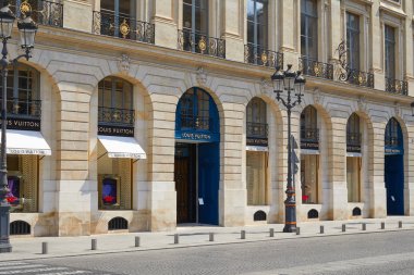 Louis Vuitton mağaza yerinde Vendome Paris'te güneşli bir günde, sabah kimse