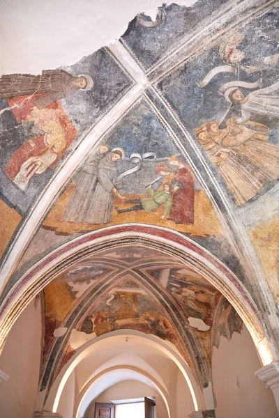 Saint Donato Cathedral klooster plafond met oude fresco's in Mondovi, Italië — Stockfoto