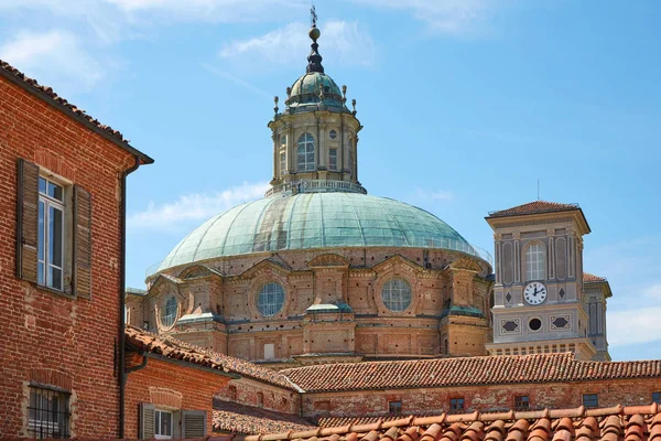 Santuario di Vicoforte edifici a cupola e mattoni in una soleggiata giornata estiva in Piemonte — Foto Stock