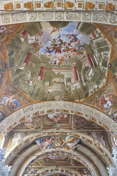 Saint Francesco Saverio kerk ook bekend als Mission Church interieur met fresco's detail in Mondovi, Italië — Stockfoto