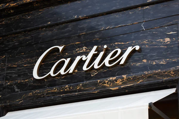 Cartier sieraden luxe winkel teken en zwarte marmeren achtergrond in Monte Carlo, Monaco. — Stockfoto