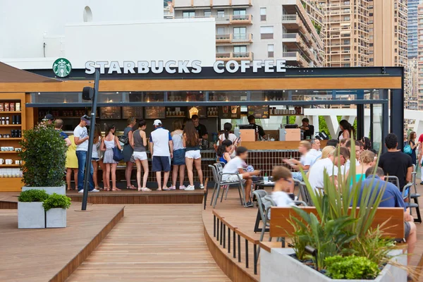 Starbucks káva kavárna na terase s lidmi v létě v Monte Carlo, Monako — Stock fotografie