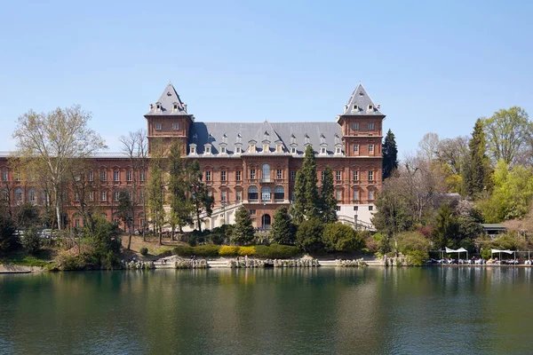 Valentino kale kırmızı tuğla cephe ve Po Nehri Piedmont, Turin, Italya — Stok fotoğraf