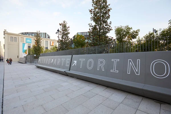 Torino'daki Nuvola Lavazza binasında Yassı Sanat kitap fuarı tabelası ve girişi, İtalya — Stok fotoğraf