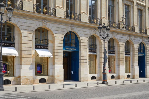 Louis vuitton store in place vendome in Paris an einem sonnigen Tag, niemand am Morgen — Stockfoto