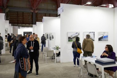 Borsa Valori 'de Phair Fotoğrafçılık Sanat Fuarı iç Torino, Italya 'da ziyaretçiler.