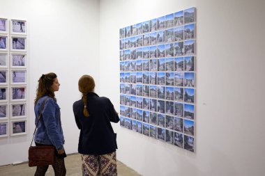 Borsa Valori 'de Phair Fotoğrafçılık Sanat Fuarı iç Torino, Italya 'da ziyaretçiler.