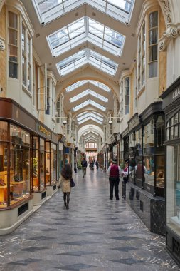Londra 'da insanlar ve lüks dükkanlar ile Burlington Arcade iç, Ingiltere.