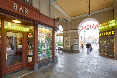 Cuneo, İtalya bir yaz gününde insanlarla Arione antik pastane ve kafe.