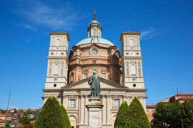 Piedmont, İtalya güneşli bir yaz gününde Vicoforte kilise ve ağaçlar Sanctuary