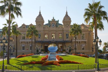 Monte Carlo, Monako güneşli bir yaz gününde Antik Casino binası.