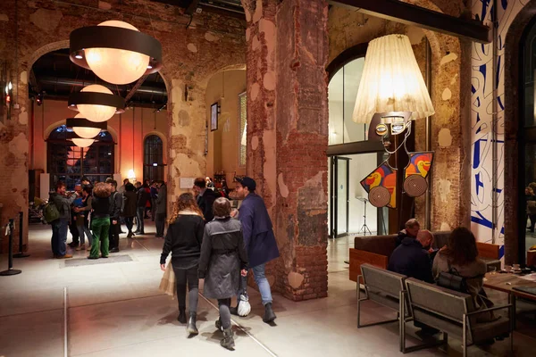 Ogr, Officine Grandi Rifzioni cafe interior with people, вечер в Италии . — стоковое фото