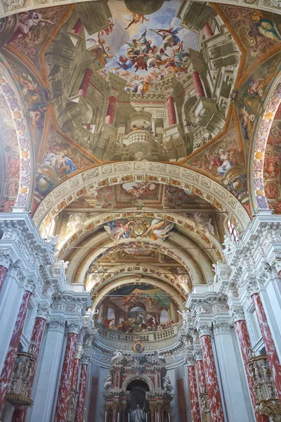 Saint Francesco Saverio kerk ook wel bekend als missie kerkinterieur met fresco's in Mondovi, Italië — Stockfoto