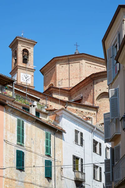 Chiesa della Misericordia parte posteriore in mattoni rossi e vecchi edifici con balcone in una giornata estiva soleggiata, cielo blu a Mondovi, Italia — Foto Stock