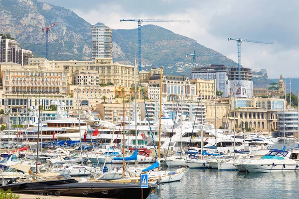 Monte Carlo harbor with boats and luxury yachts, building and cranes in a summer day in Monte Carlo, Monaco. — Stock Photo, Image