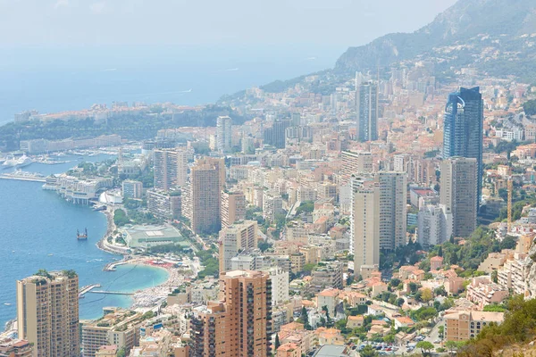 Monte Carlo, vista aérea de la ciudad con niebla en una soleada mañana de verano en Mónaco — Foto de Stock