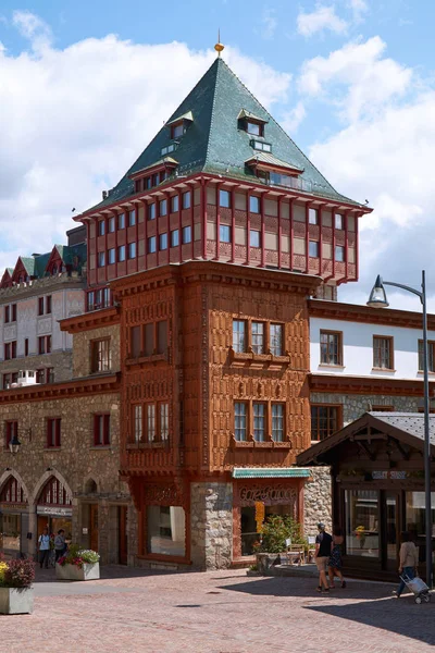 Badrutt palota, luxus szálloda épület torony és az emberek egy napsütéses nyári nap Sankt Moritz, Svájc — Stock Fotó
