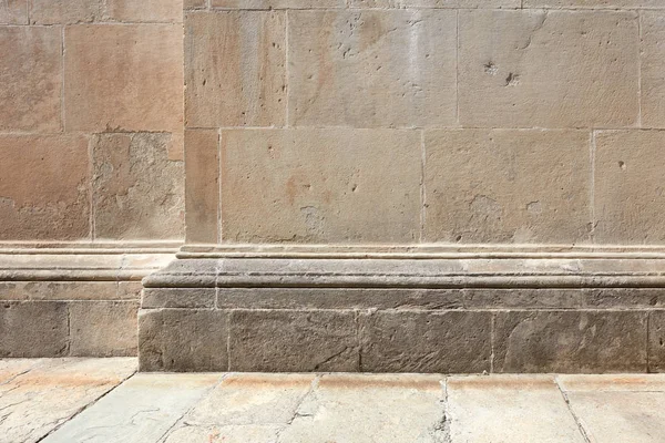 Parede de pedra com moldagem e piso de fundo em luz solar, ninguém — Fotografia de Stock