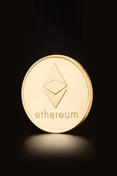 黒、クリッピング パス上 cryptocurrency ゴールデン Ethereum コイン — ストック写真