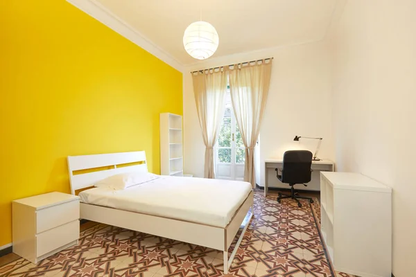 Dormitorio con cama grande y escritorio en apartamento reformado —  Fotos de Stock