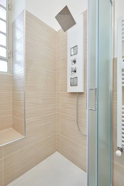 Intérieur douche avec colonne de douche dans appartement rénové — Photo