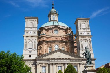 Piedmont, Italya 'da güneşli bir yaz gününde heykel ile Vicoforte kilise Sanctuary