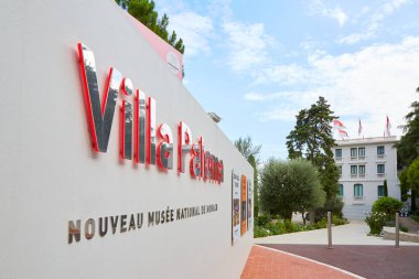 Villa Paloma Çağdaş Sanat Müzesi işareti ve bina bir yaz gününde Monte Carlo, Monako.