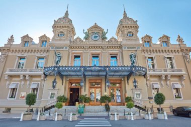 Monte Carlo, Monako 'da güneşli bir yaz gününde giriş ile Casino bina cephe.