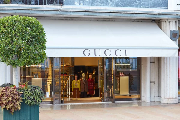 Tienda de lujo de moda Gucci en Monte Carlo, Mónaco . —  Fotos de Stock