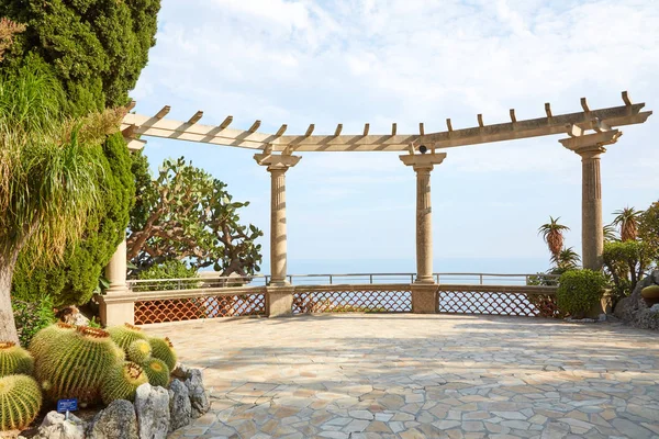 Le jardin exotique, terrasse jardin botanique avec vue sur la mer, lumière du soleil à Monte Carlo, Monaco . — Photo