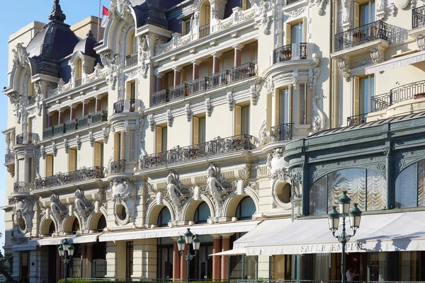 Hotel de Paris, hotel de luxo em um dia ensolarado de verão em Monte Carlo, Mônaco . — Fotografia de Stock