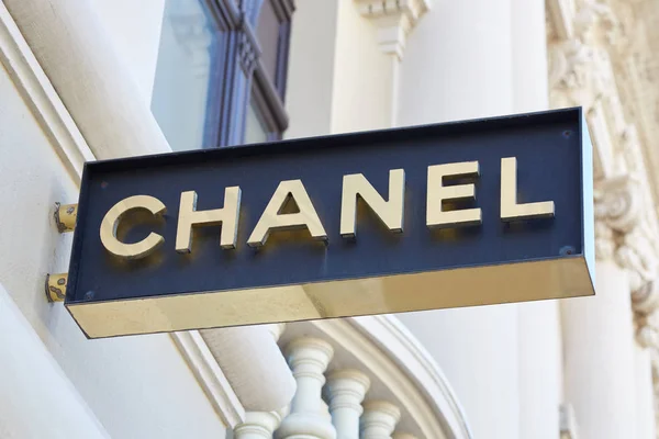 Chanel mode en sieraden luxe winkel gouden teken in Monte Carlo, Monaco. — Stockfoto