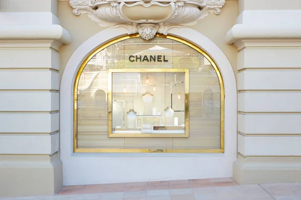 Chanel escaparate de lujo de moda y joyería en Monte Carlo, Mónaco . —  Fotos de Stock
